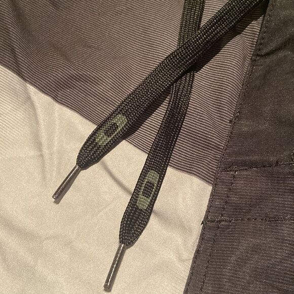 Oakley Men's Black and Yellow Board Shorts size 38 - Picture 4 of 11